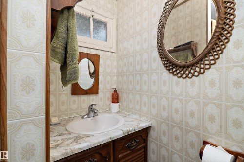 207 1St Avenue, Rural Wetaskiwin County, AB - Indoor Photo Showing Bathroom