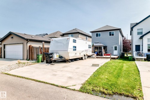 Detached rear garage with a concrete driveway, providing ample off-street parking - 17508 58 Street Nw, Edmonton, AB - Outdoor