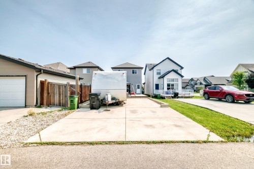 Extended concrete driveway with a gravel border - 17508 58 Street Nw, Edmonton, AB - Outdoor