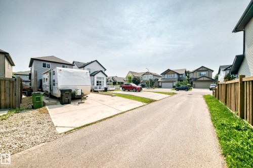 Paved driveway offering dedicated off-street parking - 17508 58 Street Nw, Edmonton, AB - Outdoor