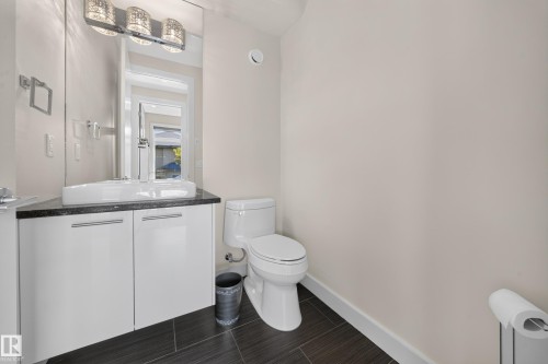 1116 Hainstock Green Sw, Edmonton, AB - Indoor Photo Showing Bathroom