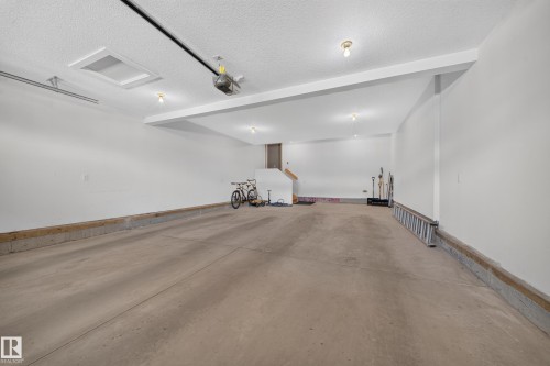 1116 Hainstock Green Sw, Edmonton, AB - Indoor Photo Showing Garage