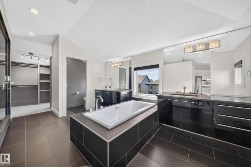 1116 Hainstock Green Sw, Edmonton, AB - Indoor Photo Showing Bathroom