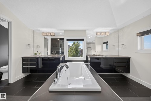 1116 Hainstock Green Sw, Edmonton, AB - Indoor