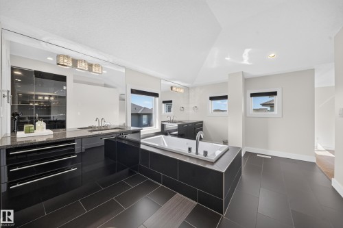 1116 Hainstock Green Sw, Edmonton, AB - Indoor