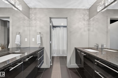 1116 Hainstock Green Sw, Edmonton, AB - Indoor Photo Showing Bathroom