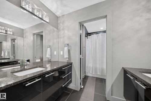 1116 Hainstock Green Sw, Edmonton, AB - Indoor Photo Showing Bathroom