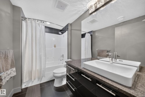 1116 Hainstock Green Sw, Edmonton, AB - Indoor Photo Showing Bathroom