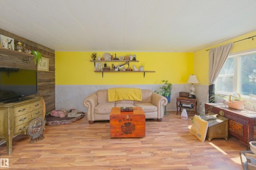 5318 Twp Rd 612, Rural Barrhead County, AB - Indoor Photo Showing Living Room