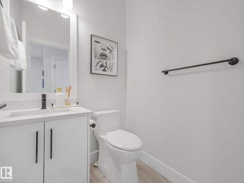 1214 Eaton Lane Nw, Edmonton, AB - Indoor Photo Showing Bathroom