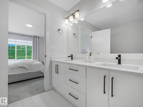 1214 Eaton Lane Nw, Edmonton, AB - Indoor Photo Showing Bathroom