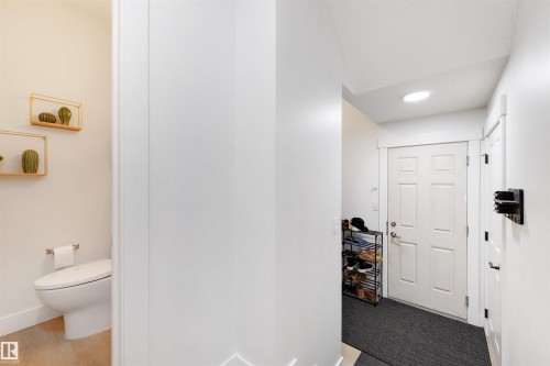 1322 Malone Place Nw, Edmonton, AB - Indoor Photo Showing Bathroom