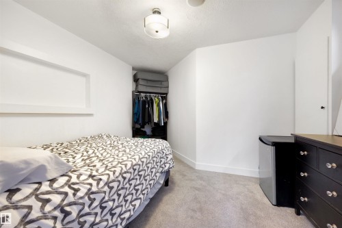 1322 Malone Place Nw, Edmonton, AB - Indoor Photo Showing Bedroom