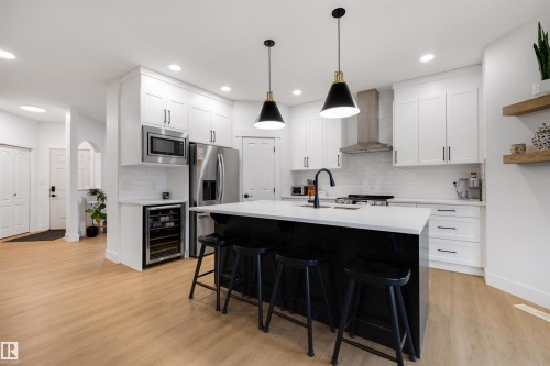1322 Malone Place Nw, Edmonton, AB - Indoor Photo Showing Kitchen With Upgraded Kitchen