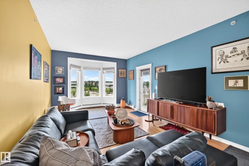#421 14259 50 St Nw, Edmonton, AB - Indoor Photo Showing Living Room