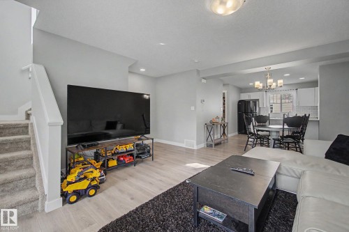 #90 17832 78 St Nw, Edmonton, AB - Indoor Photo Showing Living Room