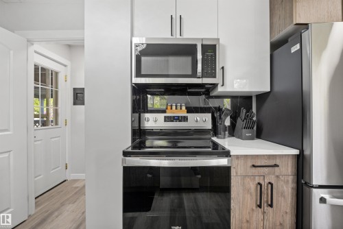 4001 113 Avenue Nw, Edmonton, AB - Indoor Photo Showing Kitchen