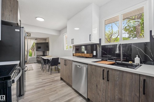 Kitchen - 4001 113 Avenue Nw, Edmonton, AB - Indoor Photo Showing Kitchen With Upgraded Kitchen