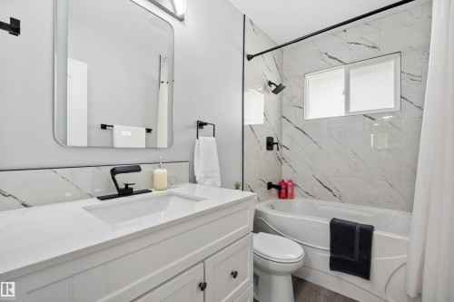 Bathroom - 4001 113 Avenue Nw, Edmonton, AB - Indoor Photo Showing Bathroom
