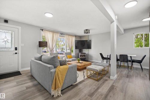 4001 113 Avenue Nw, Edmonton, AB - Indoor Photo Showing Living Room