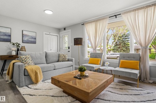 4001 113 Avenue Nw, Edmonton, AB - Indoor Photo Showing Living Room