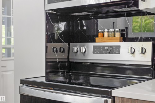 Details - 4001 113 Avenue Nw, Edmonton, AB - Indoor Photo Showing Kitchen