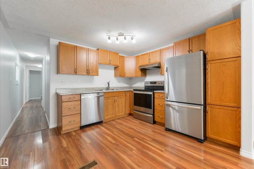 #35 305 Calahoo Rd, Spruce Grove, AB - Indoor Photo Showing Kitchen