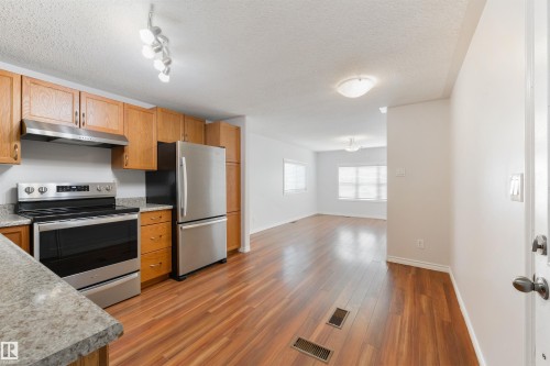 #35 305 Calahoo Rd, Spruce Grove, AB - Indoor Photo Showing Kitchen