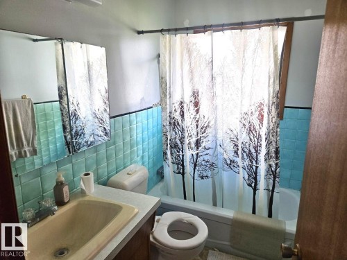 5024 50 Street, Andrew, AB - Indoor Photo Showing Bathroom