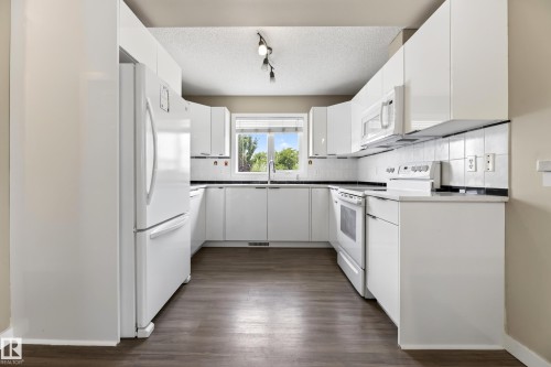 1906 65 Street Nw, Edmonton, AB - Indoor Photo Showing Kitchen