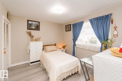 11539 40 Avenue Nw, Edmonton, AB - Indoor Photo Showing Bedroom