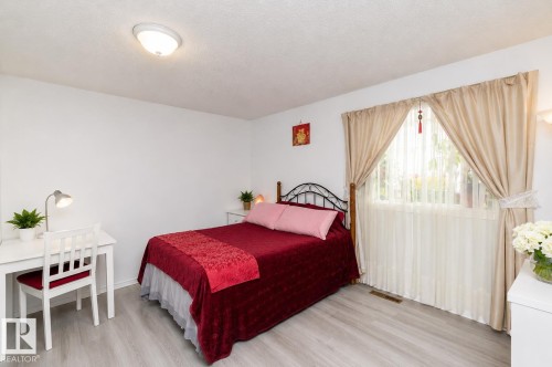 11539 40 Avenue Nw, Edmonton, AB - Indoor Photo Showing Bedroom