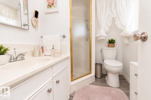 11539 40 Avenue Nw, Edmonton, AB - Indoor Photo Showing Bathroom