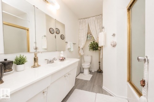 11539 40 Avenue Nw, Edmonton, AB - Indoor Photo Showing Bathroom