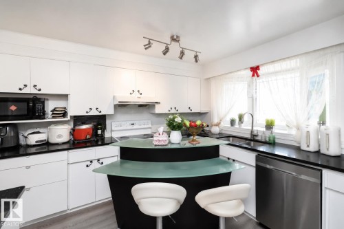 11539 40 Avenue Nw, Edmonton, AB - Indoor Photo Showing Kitchen