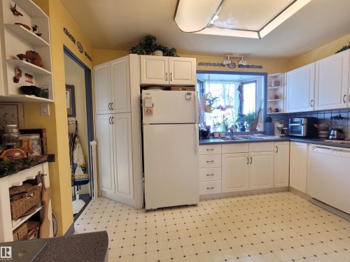 15717 92 Avenue Nw, Edmonton, AB - Indoor Photo Showing Kitchen