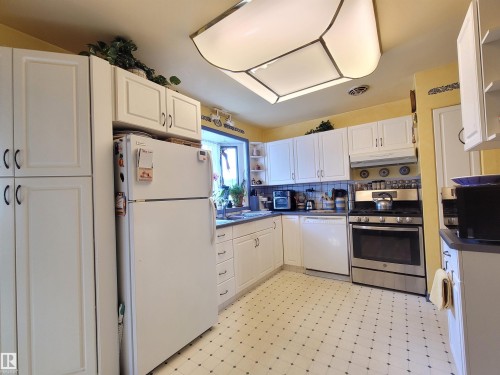 15717 92 Avenue Nw, Edmonton, AB - Indoor Photo Showing Kitchen