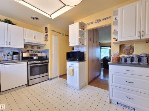 15717 92 Avenue Nw, Edmonton, AB - Indoor Photo Showing Kitchen