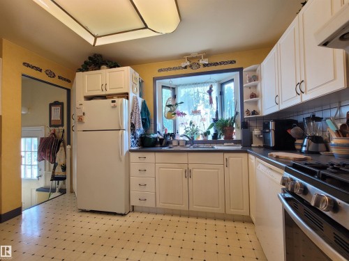 15717 92 Avenue Nw, Edmonton, AB - Indoor Photo Showing Kitchen With Double Sink