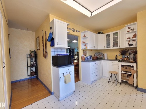 15717 92 Avenue Nw, Edmonton, AB - Indoor