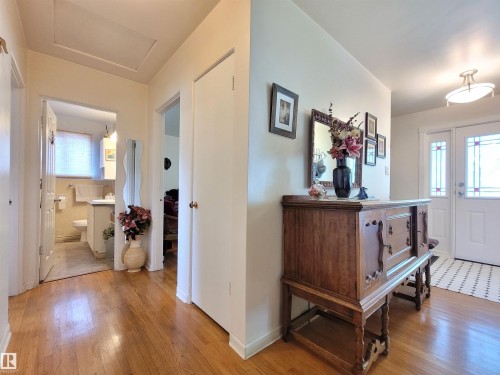 15717 92 Avenue Nw, Edmonton, AB - Indoor Photo Showing Other Room