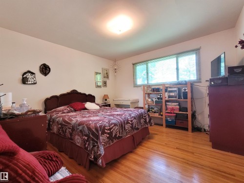 15717 92 Avenue Nw, Edmonton, AB - Indoor Photo Showing Bedroom
