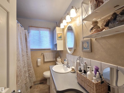 15717 92 Avenue Nw, Edmonton, AB - Indoor Photo Showing Bathroom