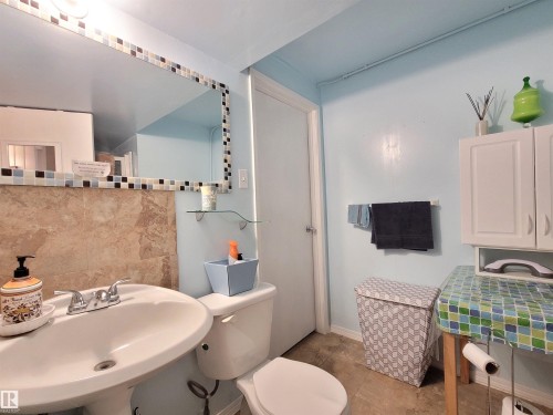 15717 92 Avenue Nw, Edmonton, AB - Indoor Photo Showing Bathroom