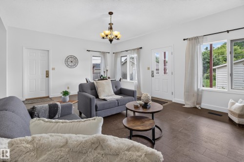 10640 79 Street Nw, Edmonton, AB - Indoor Photo Showing Living Room