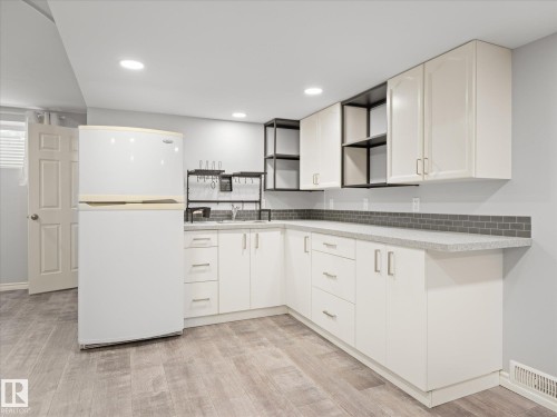 103 South Creek Wynd, Stony Plain, AB - Indoor Photo Showing Kitchen