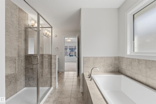 15632 16 Avenue Sw, Edmonton, AB - Indoor Photo Showing Bathroom