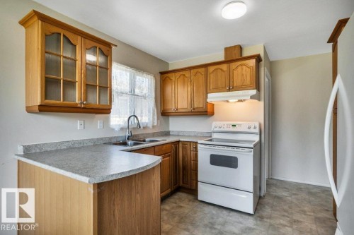 9 Linden St, Spruce Grove, AB - Indoor Photo Showing Kitchen With Double Sink