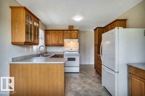 9 Linden St, Spruce Grove, AB - Indoor Photo Showing Kitchen With Double Sink