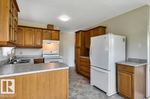 9 Linden St, Spruce Grove, AB - Indoor Photo Showing Kitchen With Double Sink